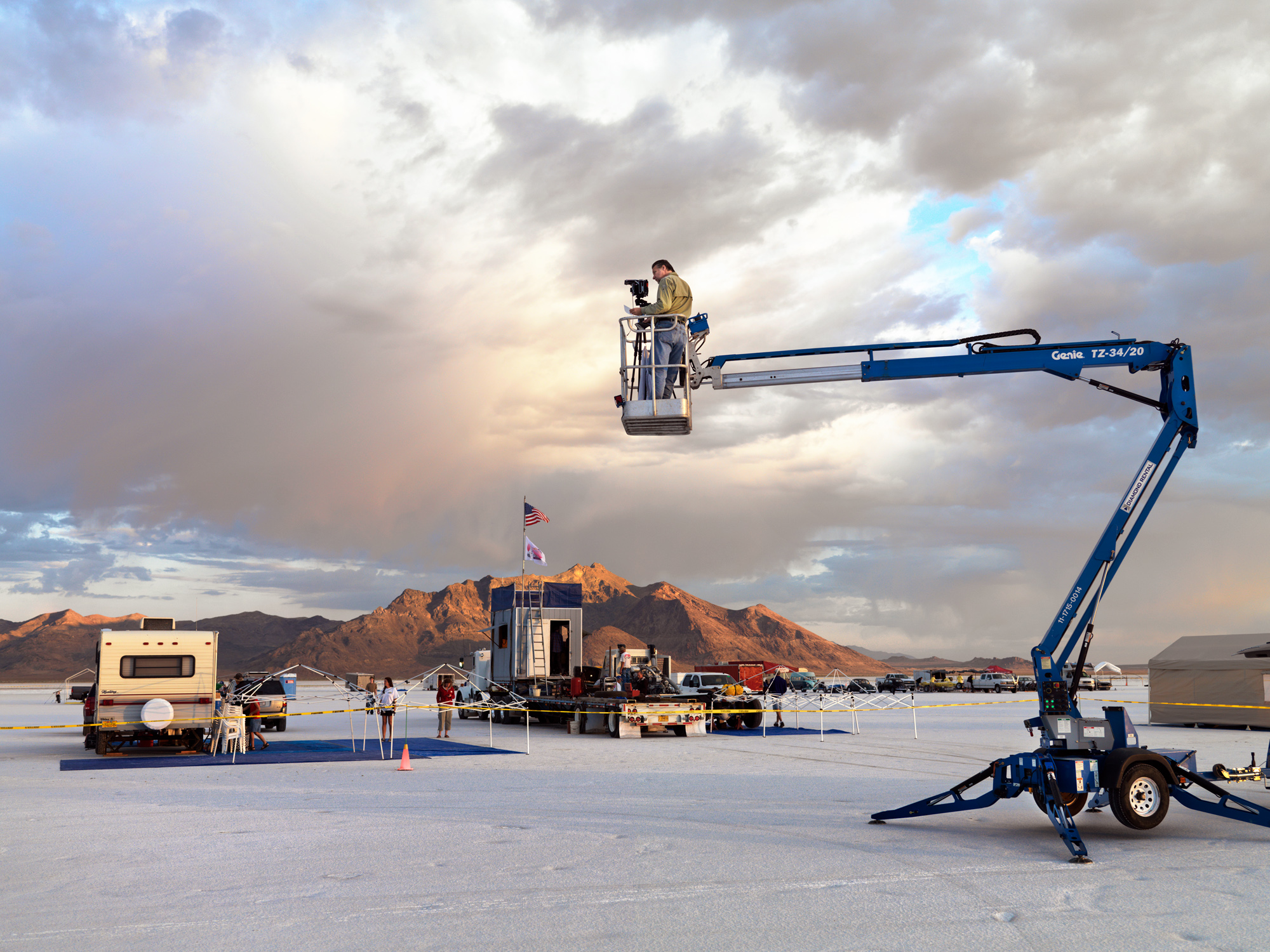 Burtynsky al Bonneville Salt Flats, Utah, USA, 2008, photo © Joseph Hartman, courtesy of the Studio of Edward Burtynsky.